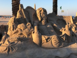 Sculture di sabbia sulla spiaggia di San Vito / Sand sculptures on the beach